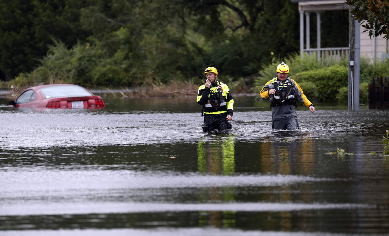 A pesar de su debilitamiento, 'Florence' sigue amenazando con inundaciones 'catastróficas' y desbordamientos de ríos en Las Carolinas. (AP)