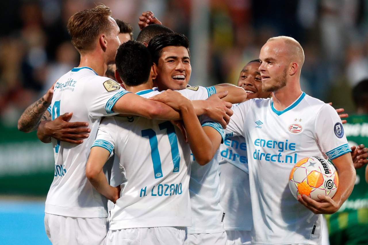 El atacante mexicano debutó en la Eredivisie y lo hizo con un golazo y una asistencia para el doblete de su compatriota Hirving Lozano. (TWITTER)