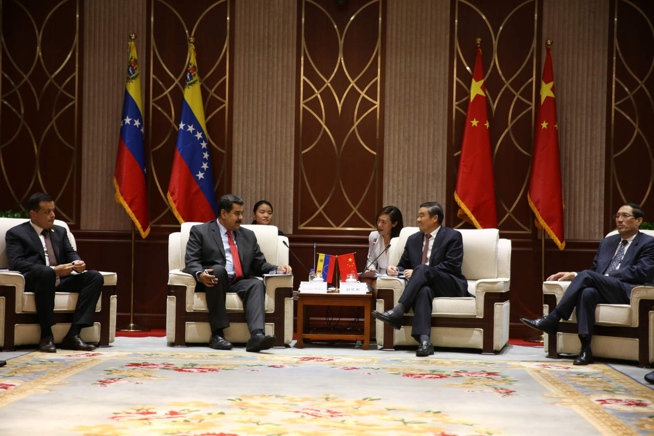 'Hay compromisos de financiamiento para el crecimiento de la producción petrolera, el crecimiento de la producción de oro e inversión en más de 500 proyectos de desarrollo dentro de Venezuela', dijo Maduro desde China. (EFE)