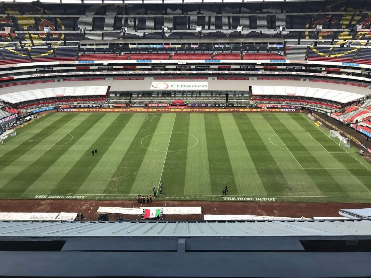 Además de que se reanuda la actividad de Liga y Copa MX, el terreno de juego deberá estar preparado y en buenas condiciones para albergar un juego de la temporada regular de la NFL. (ESPECIAL)