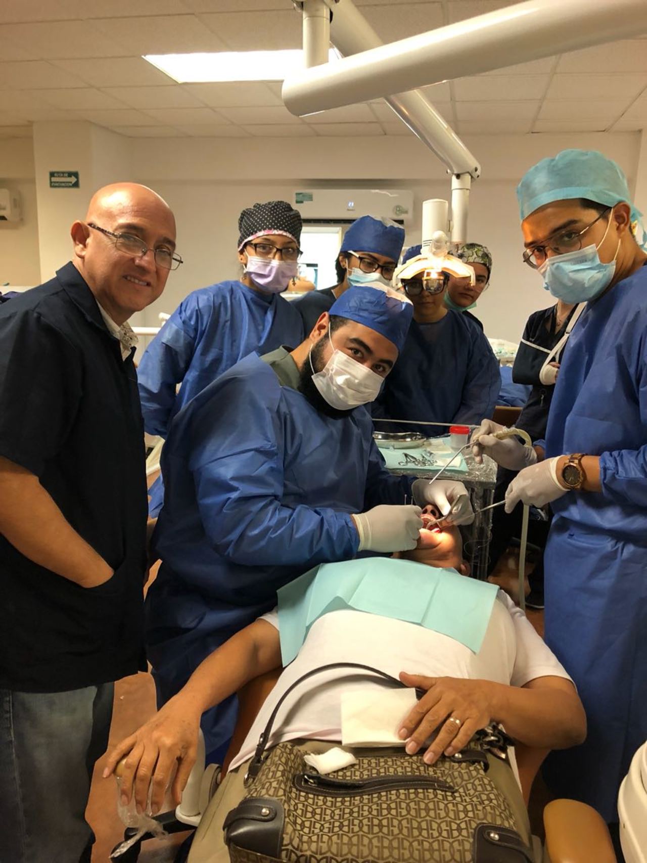Dr. Ricardo Martínez Pedraza, Rogelio Alberto Ponce Guevara y alumnos de la Facultad de Odontologia Unidad Torreón.