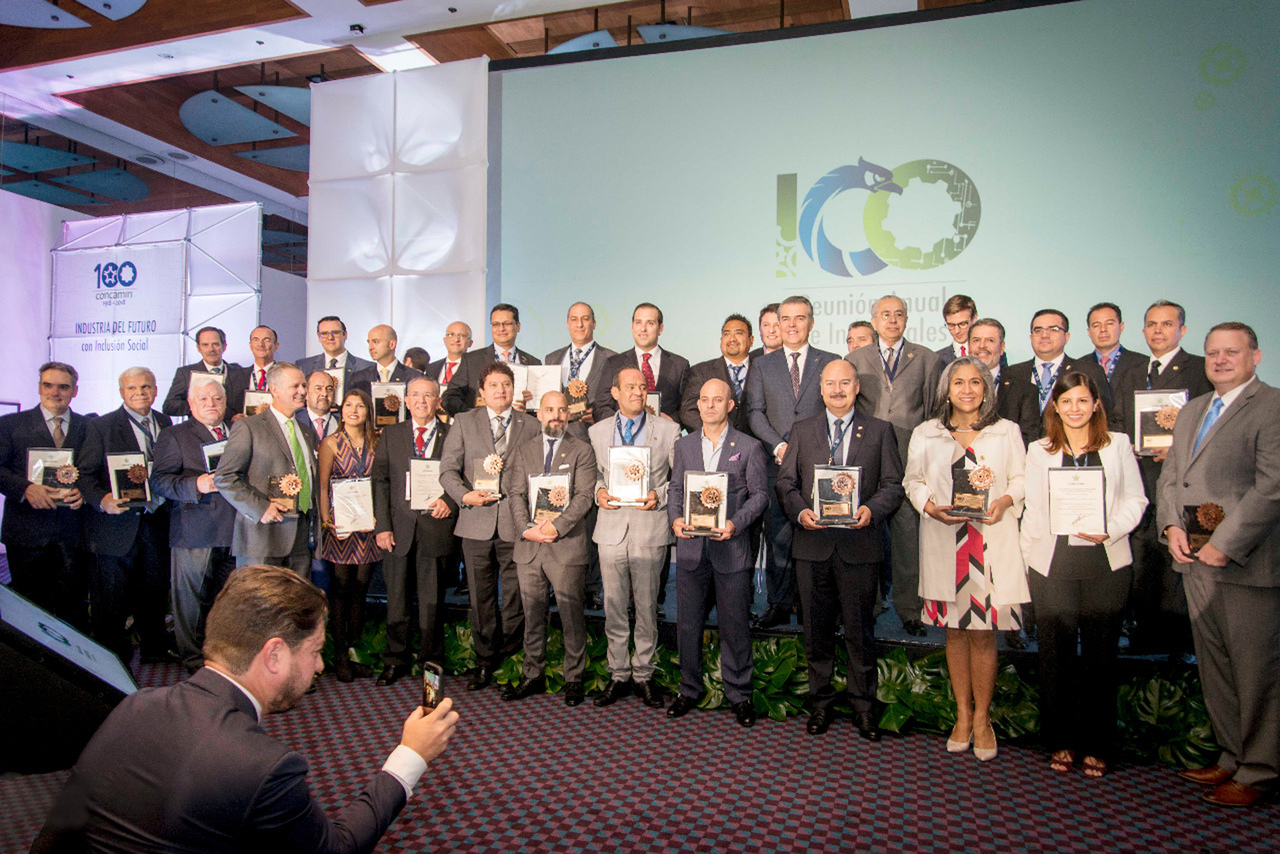 Ejemplo. Reciben el Premio Ética y Valores en la Industria 2018 de parte la Concamín. (CORTESÍA) 