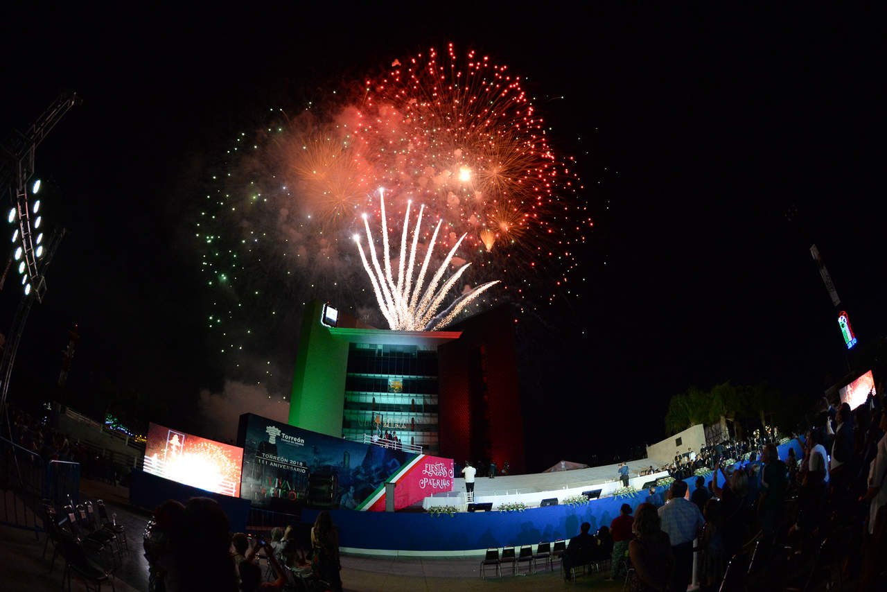 Celebración. Los Laguneros celebraron la noche del sábado el 208 aniversario de la Independencia de México y los 111 años de la ciudad de Torreón. (ERNESTO RAMÍREZ) 