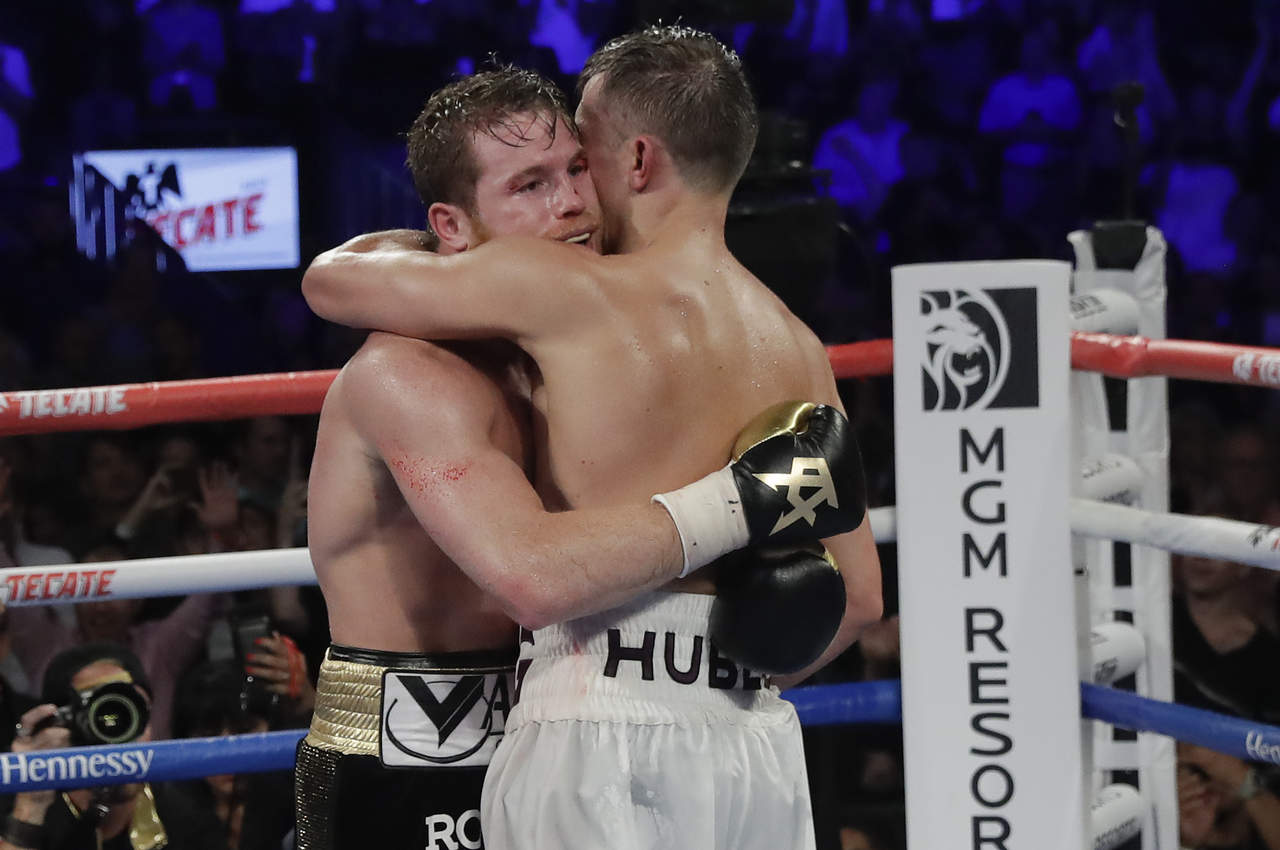 Al término del combate, ‘Canelo’ conectó 143 goles de poder, Golovkin sumó 116. (AP) ambos peleadores se dieron un abrazo. (AP)