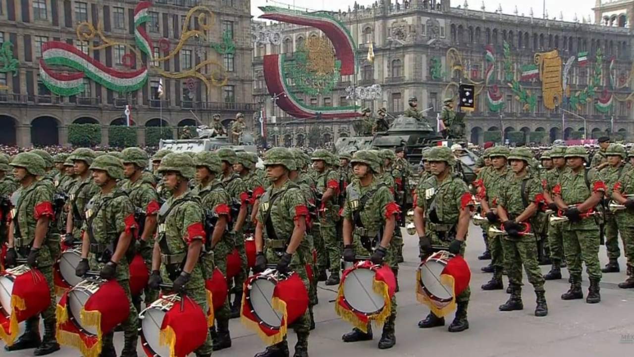 Militares desfilan en la Ciudad de México. (ESPECIAL)