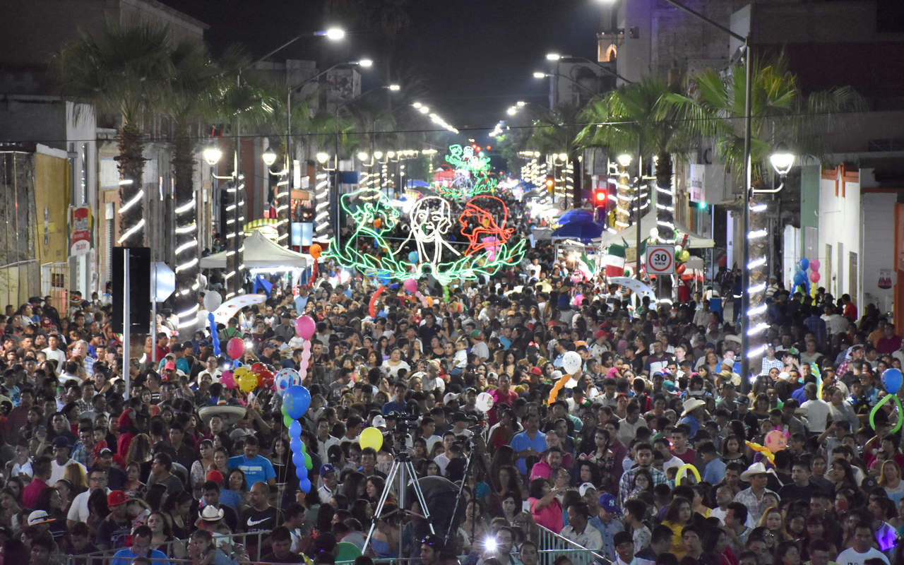 A la celebración de la noche del 15 de septiembre, acudieron alrededor de 25 mil personas. (EL SIGLO DE TORREÓN)