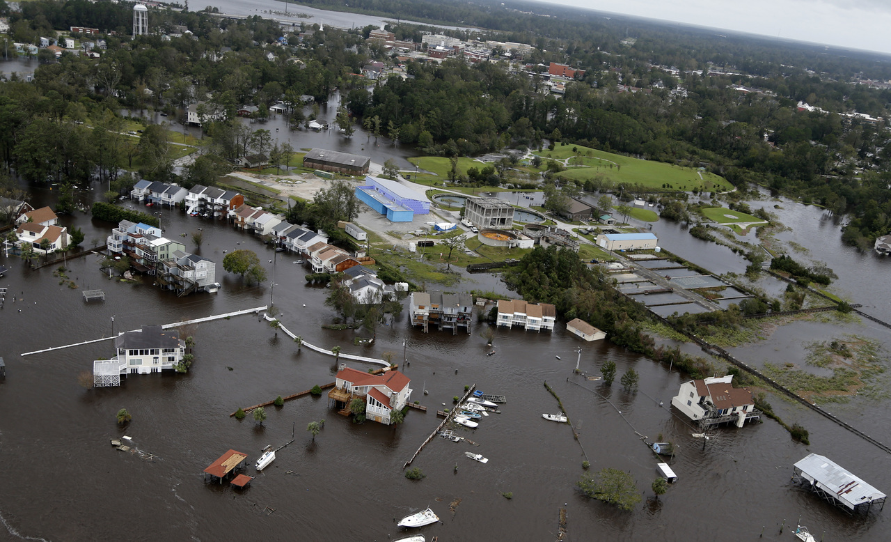 Huellas. Las casas y el puerto deportivo en Jacksonville, N.C. se inundaron por el paso de Florence.