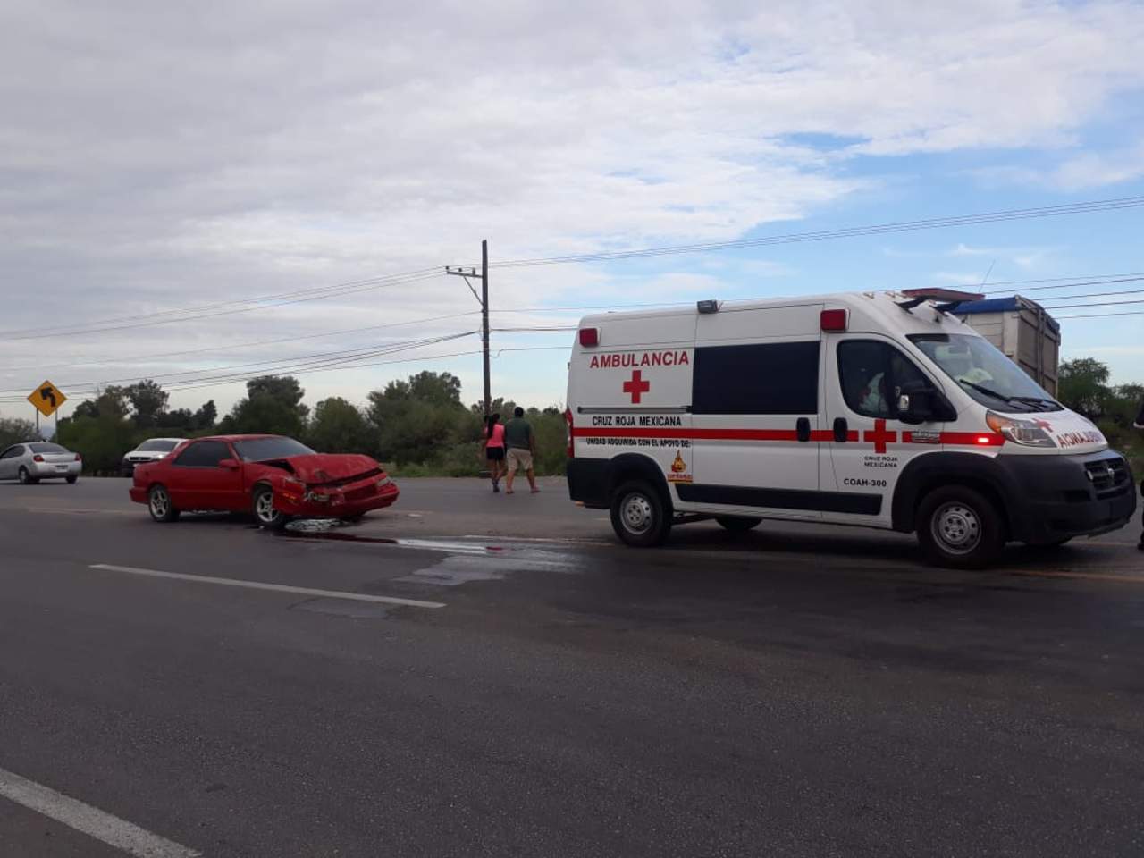 Paramédicos de la Cruz Roja arribaron al lugar para atender a los ocupantes del automóvil sedán. (EL SIGLO DE TORREÓN)
