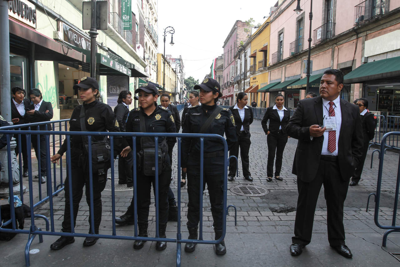 Elementos de policía capitalina resguardan los diferentes accesos al recinto legislativo de Donceles y Allende en víspera del inicio de la sesión solemne de instalación del primer Congreso de la Ciudad de México y la entrada en vigor de la Constitución local, promulgada el 5 de febrero de 2017. (NOTIMEX)
