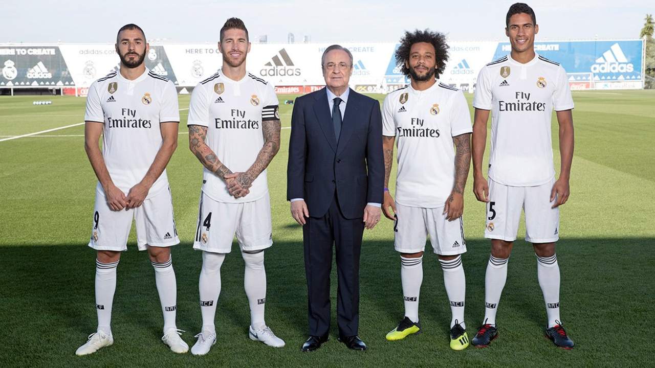 El presidente del club, Florentino Pérez, posa con los cuatro capitanes de la temporada: Sergio Ramos, Marcelo, Karim Benzema y Raphael Varane. (Especial)