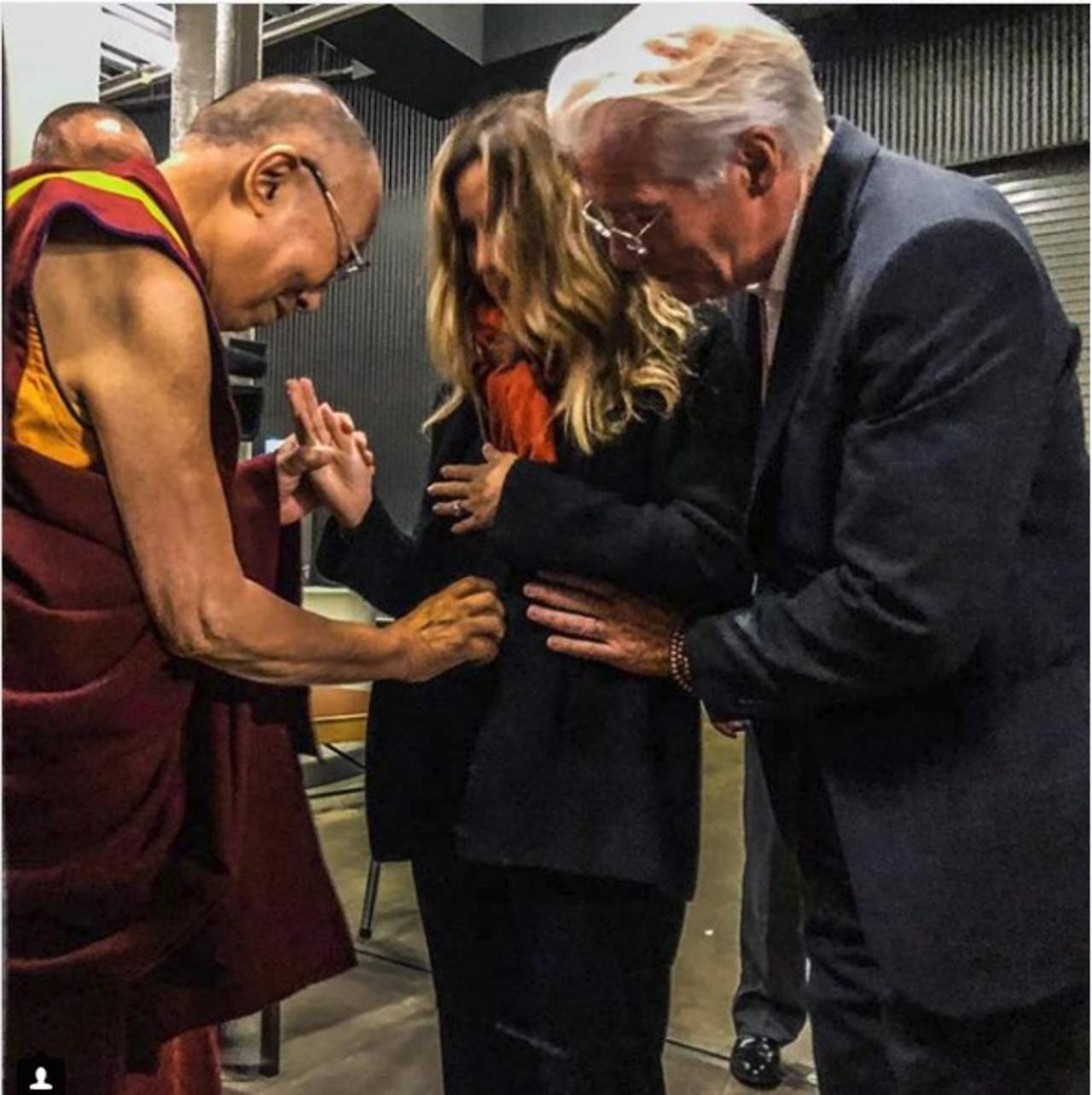 La imagen que cuenta con más de 6 mil Me Gusta muestra a la pareja hablando con el líder espiritual, quien sostiene la mano de Silva y toca su vientre. (INSTAGRAM)