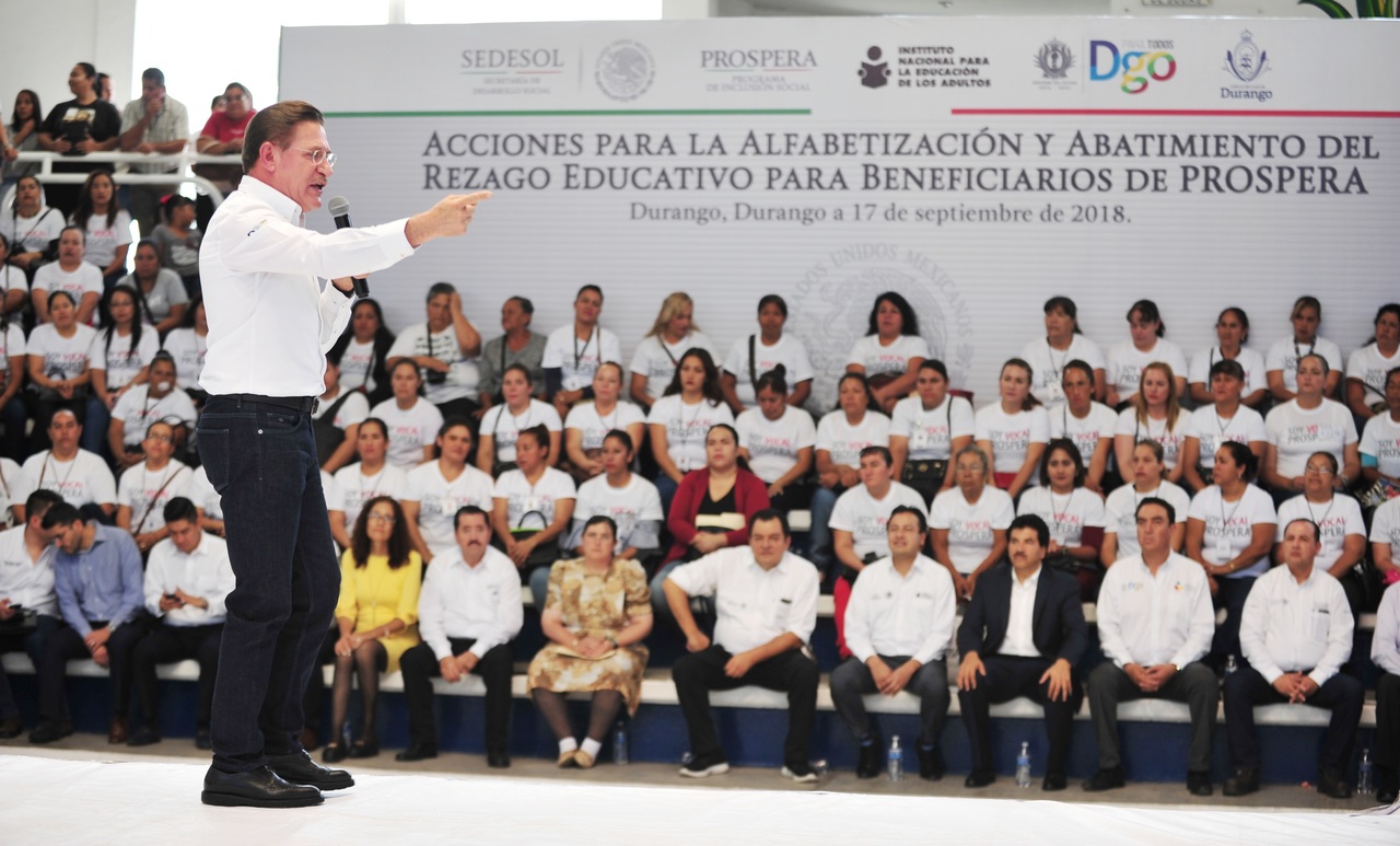 Logros. El gobernador, José Rosas Aispuro destacó los logros en materia de alfabetización en Durango.