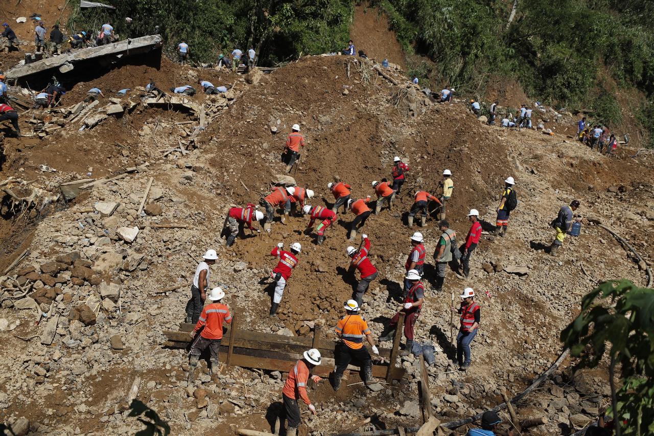 Atrapados. Casi un centenar de filipinos sepultados en un campamento minero tras paso de Mangkhut. (EFE)