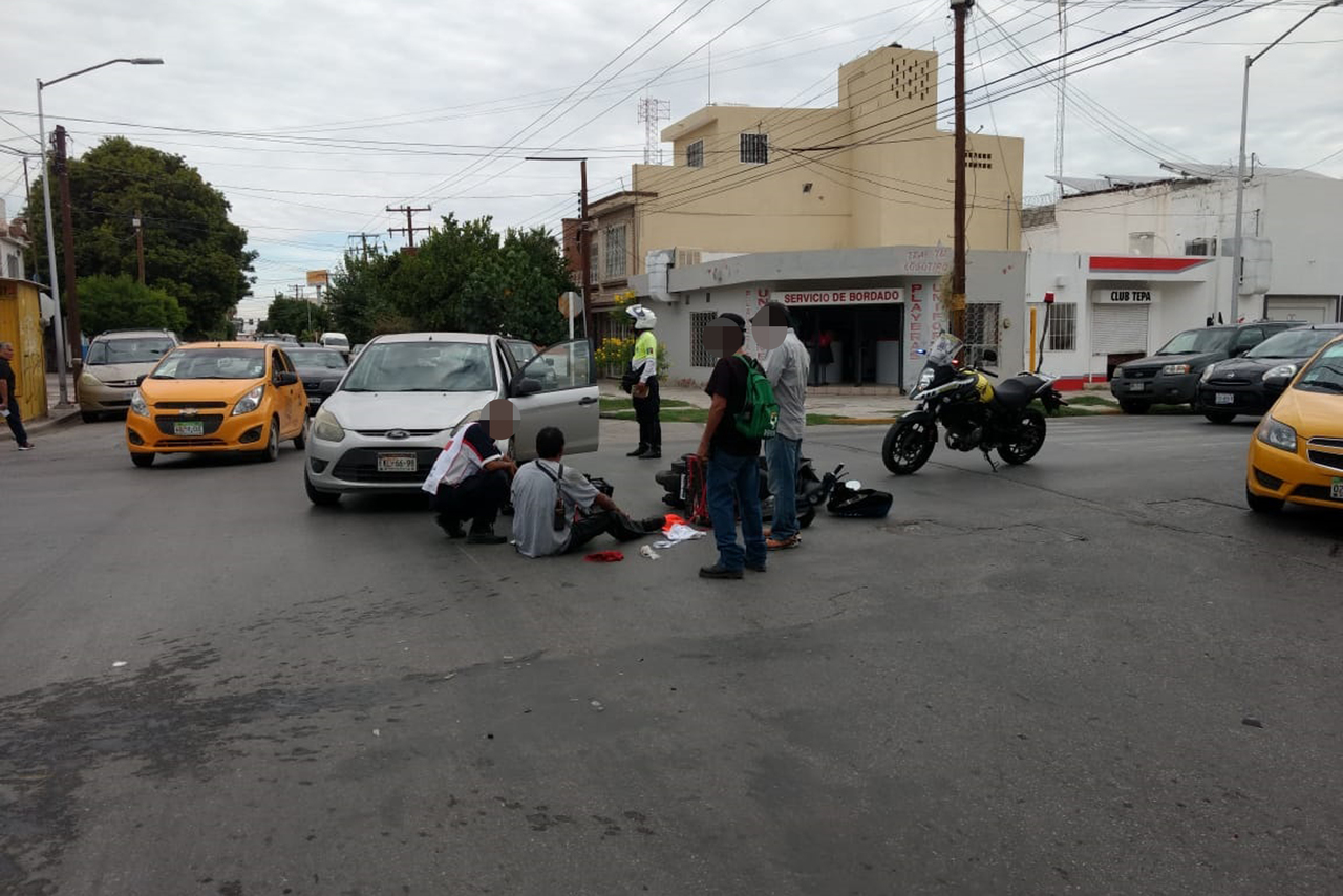 Atención. Personal de Cruz Roja atendió al motociclista. (EL SIGLO DE TORREÓN)