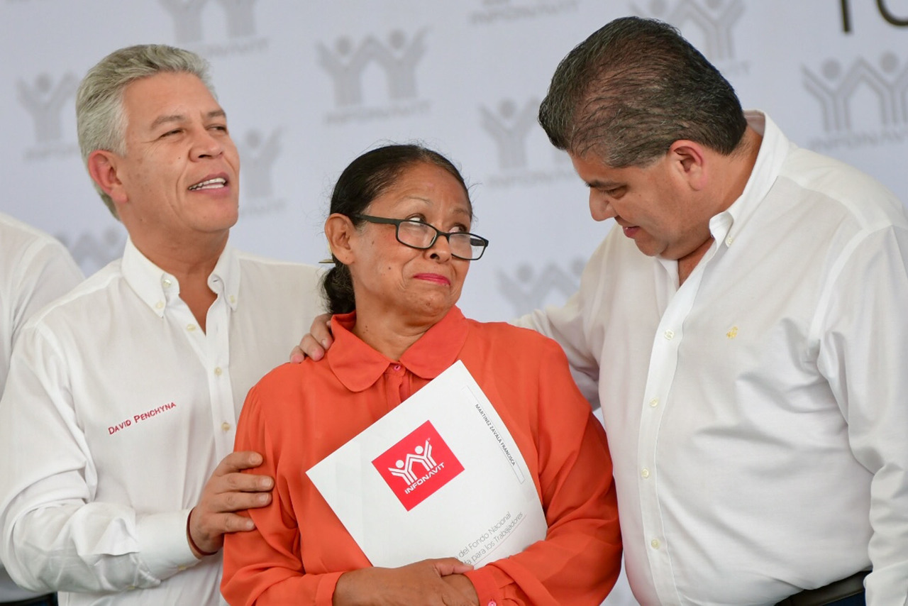 Apoyos. David Penchyna, director del Infonavit y el gobernador, Miguel Riquelme entregan escrituras del Infonavit en Torreón. (EL SIGLO DE TORREÓN)