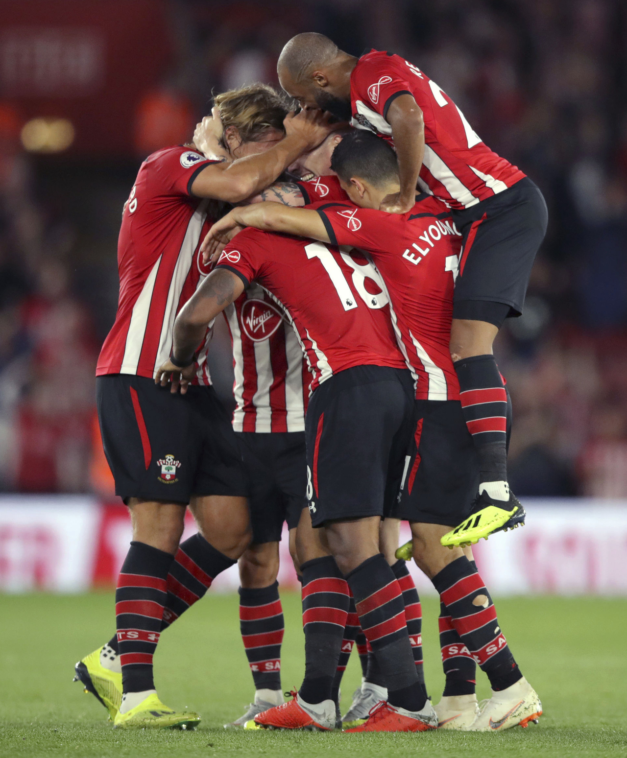 Jugadores del Sunderland celebran un tanto en el empate a dos frente al Brighton.