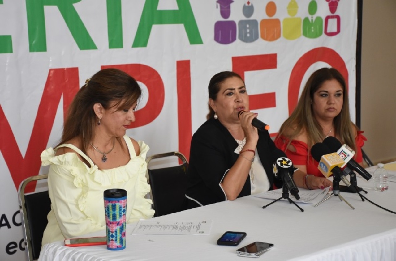 Entrega. La alcaldesa Leticia Herrera Ale entregó apoyos de usuarios del Sideapa a la Cruz Roja y al programa Irritila.