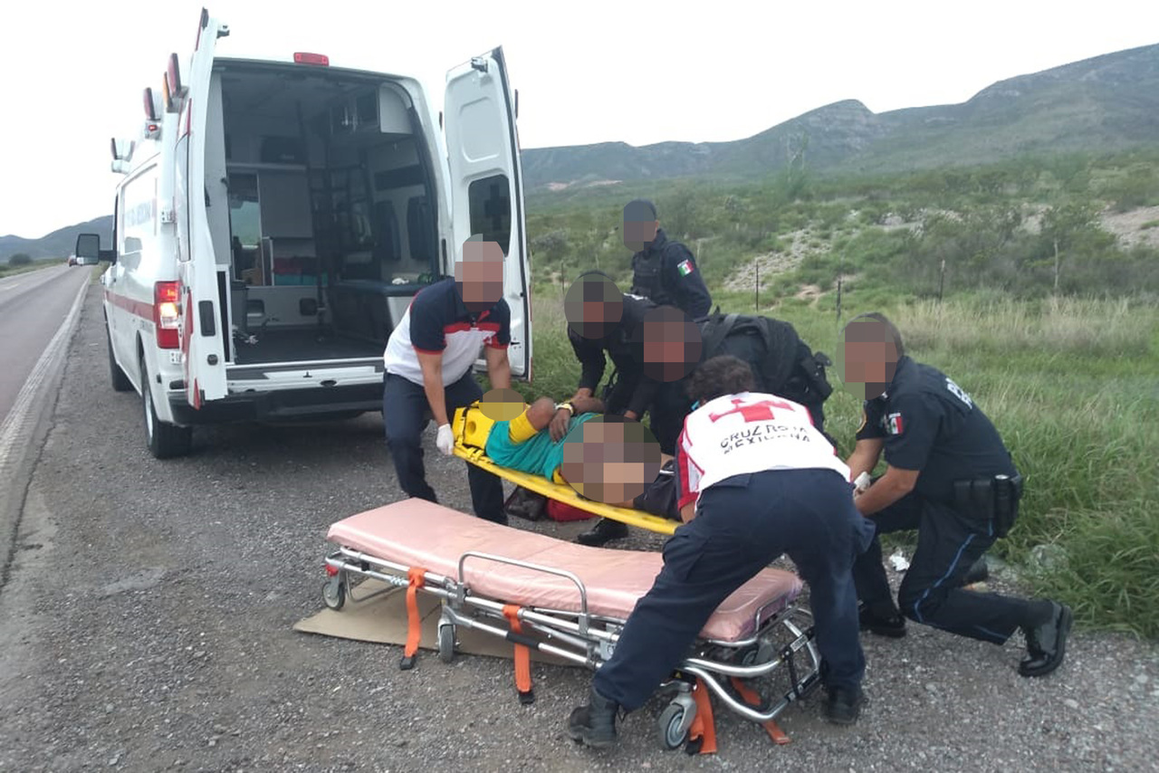 Herido. Localizan a hombre golpeado a la orilla de la carretera libre Torreón-Durango, por el poblado La Loma.