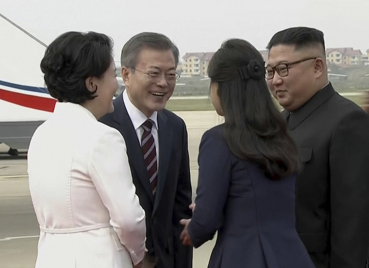 Llegada. El líder norcoreano, Kim Jong-Un (Der.), recibió en la pista del aeropuerto de Sunan de Pionyang a Moon Jae-in. (AP)