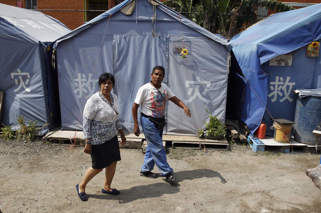Como si el tiempo se hubiera parado, centenares de personas de Iztapalapa, uno de los rincones más populares de la Ciudad de México, viven todavía en tiendas de campaña tras perder sus casas en el terremoto del 19 de septiembre de 2017. (EFE)
