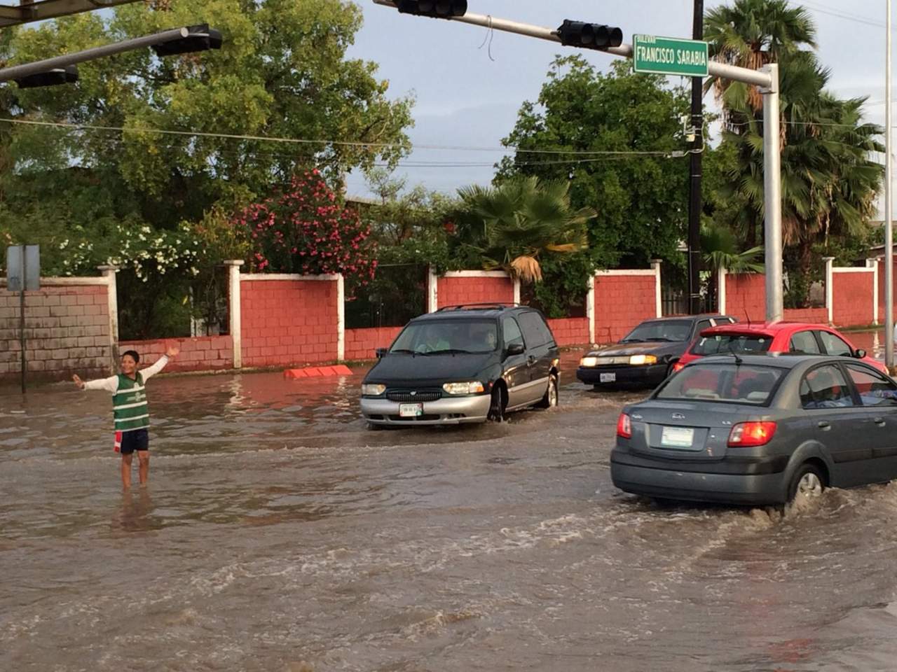 Pequeño santista controla el tráfico en avenida de Torreón
