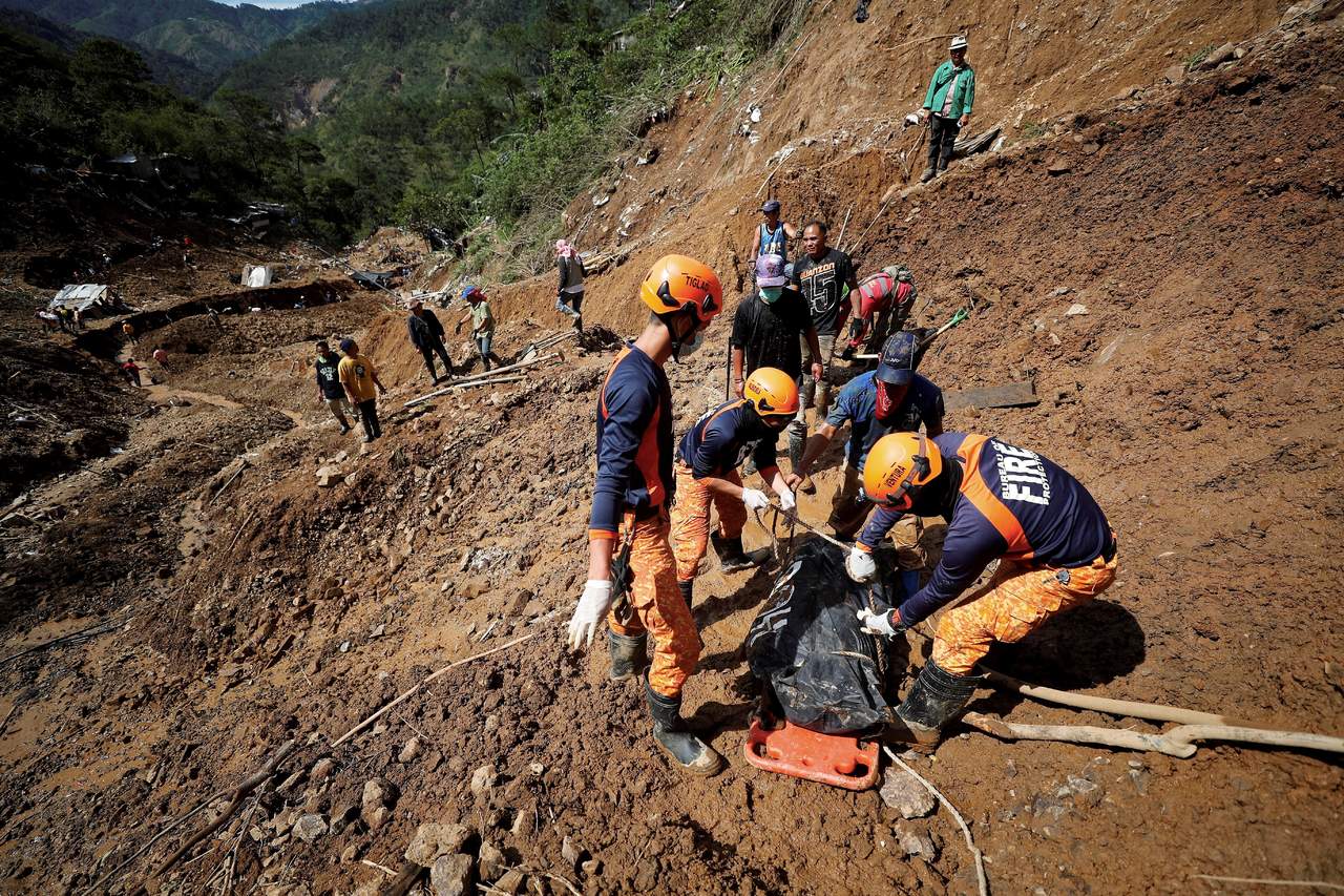 Un total de 16 cadáveres fueron recuperados del sitio del deslizamiento en Itogon, aunque docenas de personas aún están desaparecidas y se cree que están atrapadas. (EFE)