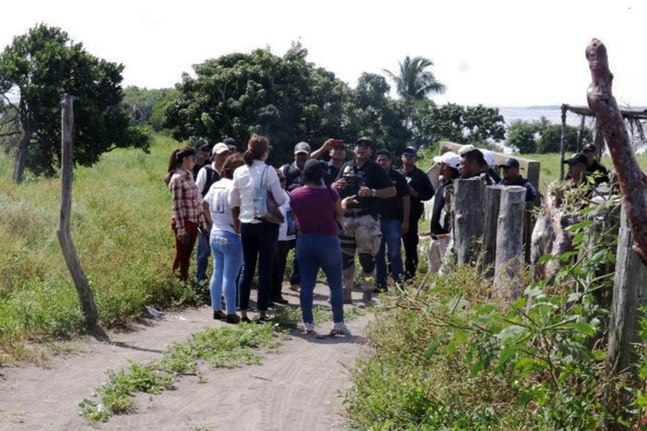 Madres de familia pudieron ingresar a la segunda fosa clandestina más grande de Veracruz, una entidad sumida en violencia relacionada con el narcotráfico. (EL UNIVERSAL)