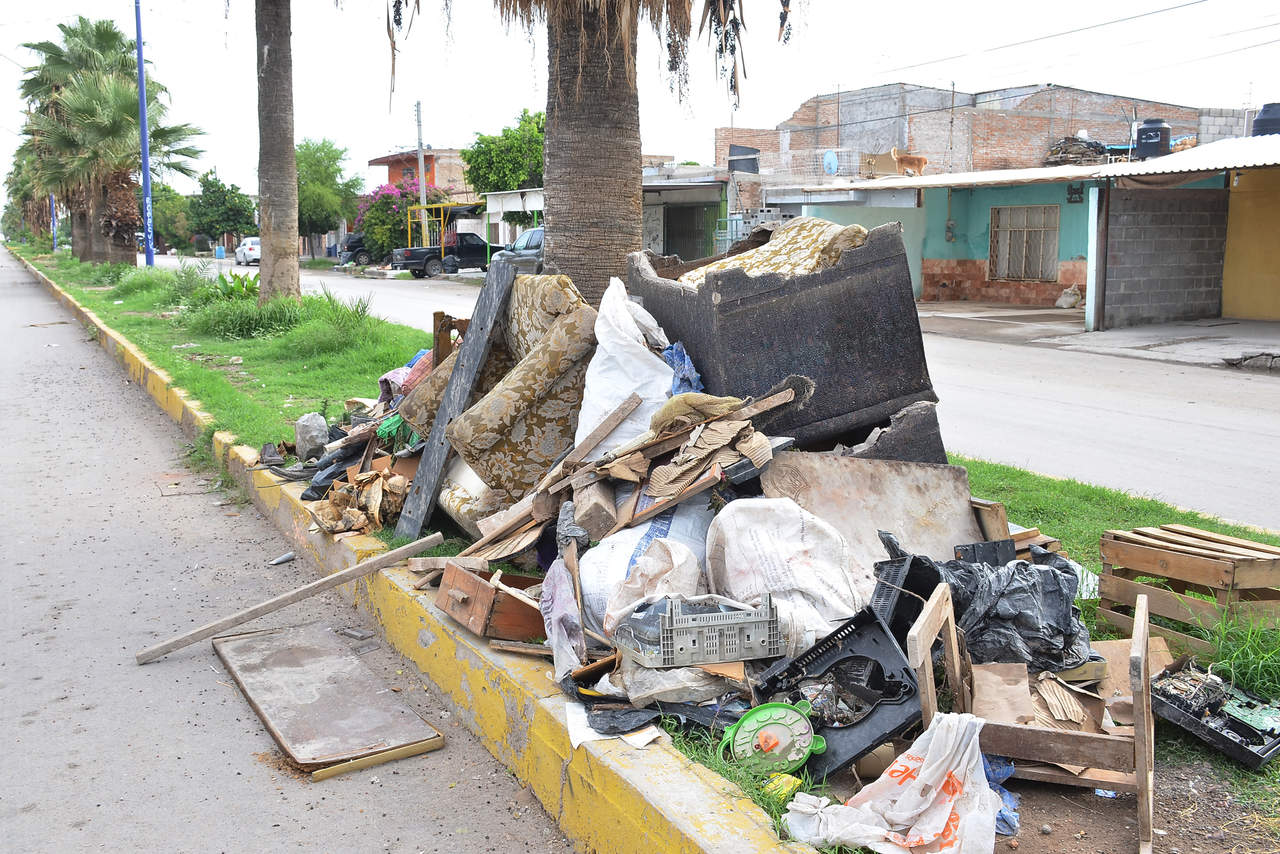 Asegura que alrededor de 500 toneladas de basura y enseres domésticos se han retirado de las colonias afectadas. (FERNANDO COMPEÁN)