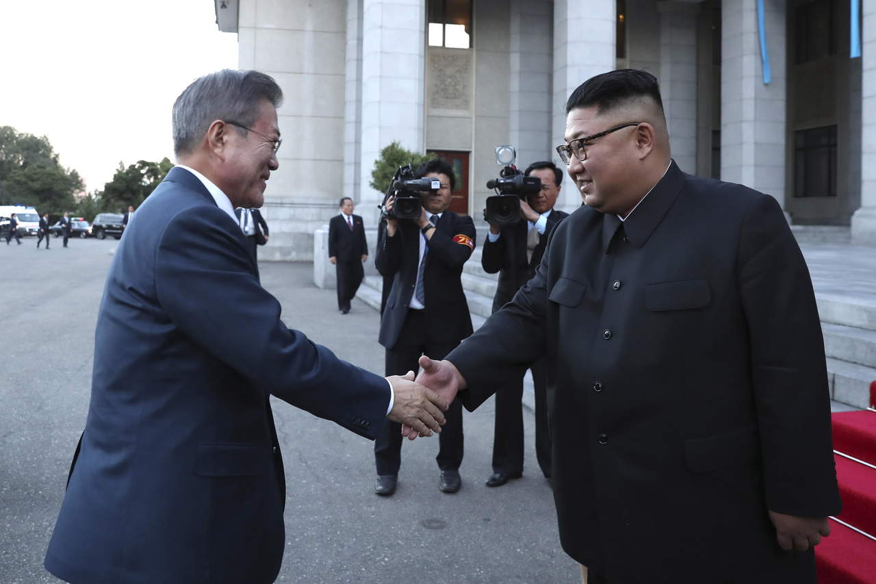 El encuentro en la capital norcoreana, del que aún no se conocen detalles, arrancó a las 10:00 hora local (1:00 GMT), según detalló la oficina de Moon en Seúl. (EFE)