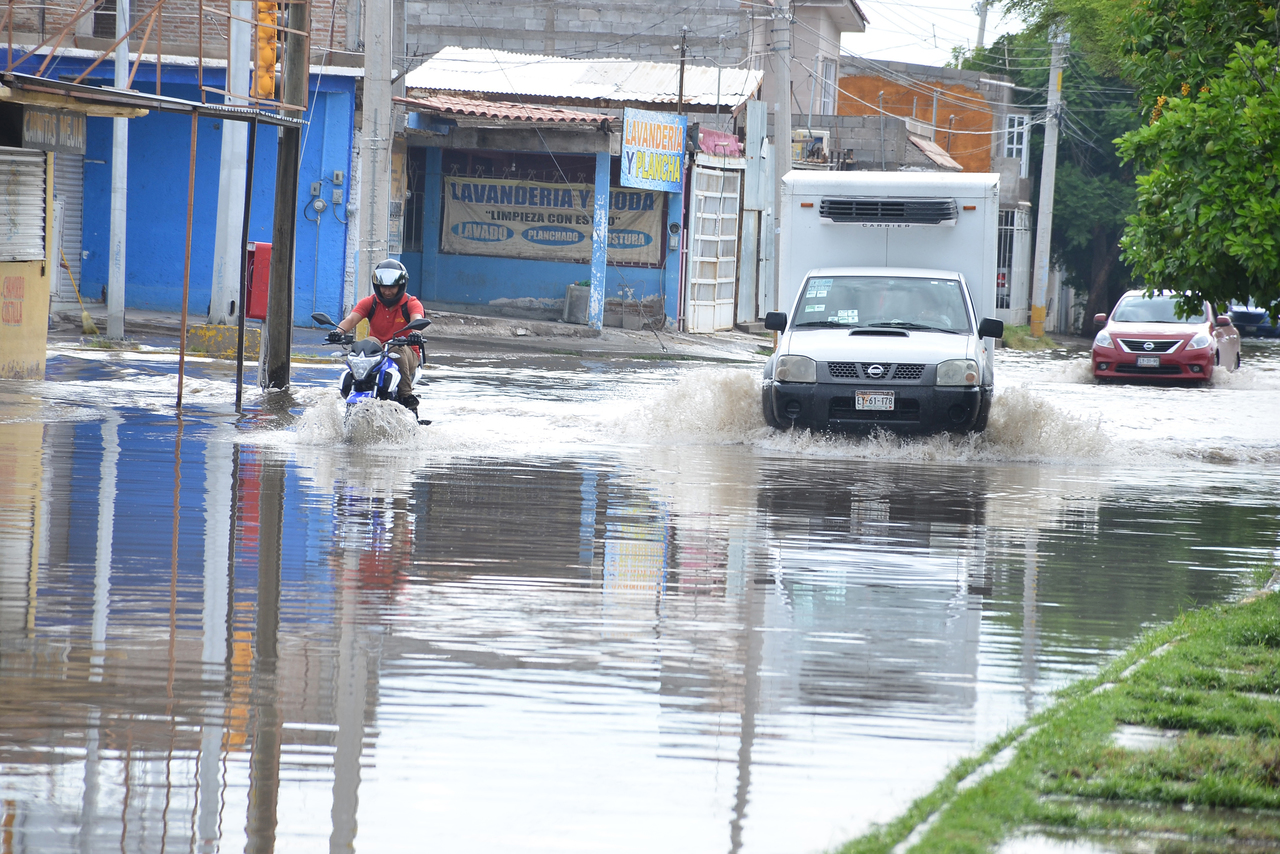 Sin placas. Las inundaciones en la ciudad provocaron que los vehículos de muchos ciudadanos perdieran sus láminas. (FERNANDO COMPEÁN)