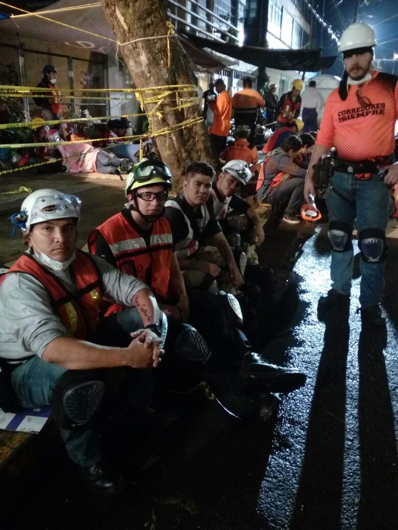 El año pasado, Topos laguneros acudieron a la Ciudad de México a apoyar en las labores de rescate tras el sismo. (CORTESÍA) 
