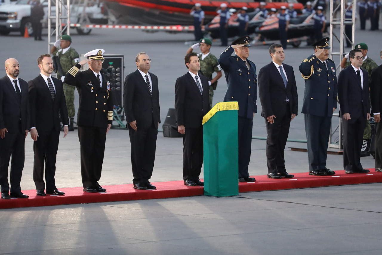 Peña Nieto conmemoró en la plancha del Zócalo capitalino la ceremonia para recordar a las víctimas de los sismos. (EFE) 