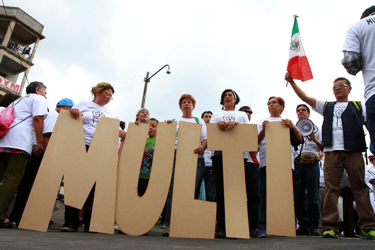 Iniciaron una marcha al Zócalo capitalino para reiterar sus demandas a las autoridades locales, en el aniversario del sismo de hace un año. (NOTIMEX)