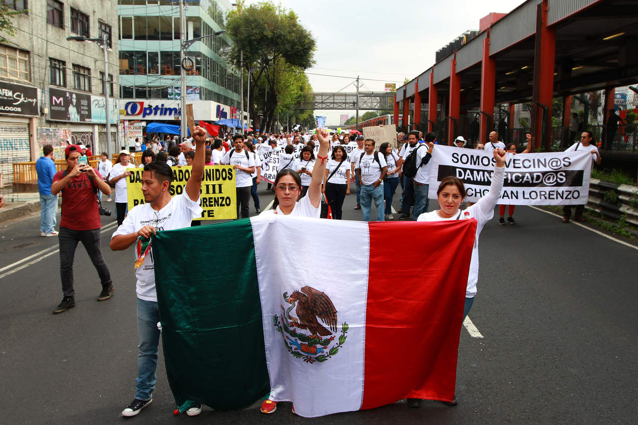 Los integrantes de la organización Damnificados Unidos de la Ciudad de México, acompañados por otros colectivos, iniciaron su recorrido a las 16:20 horas en el cruce de la calzada de Tlalpan y Avenida del Taller. (NOTIMEX)