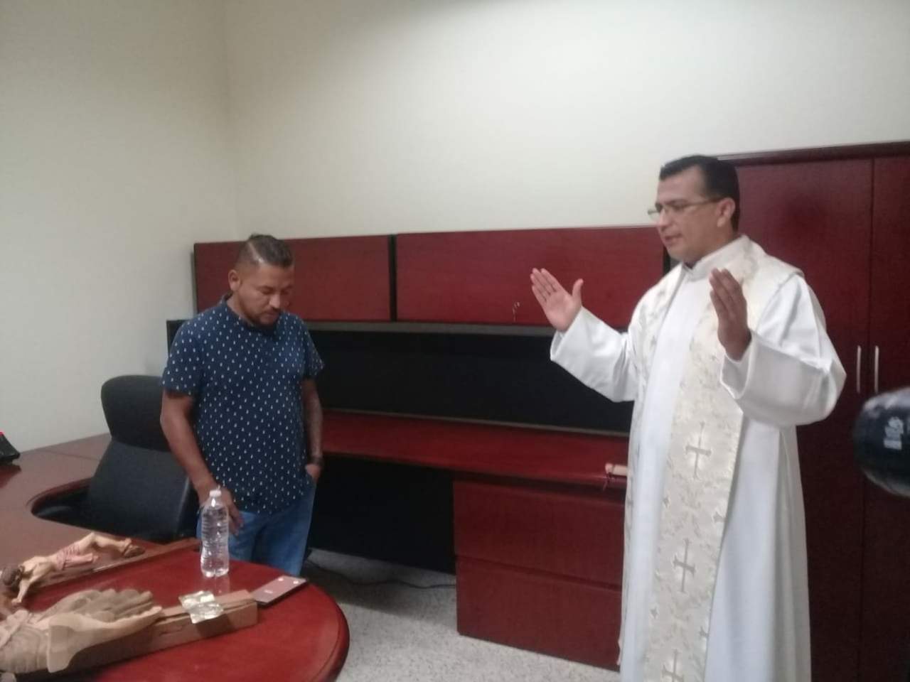 Al finalizar la ceremonia, el padre Pérez Ortiz reveló que no es la primera ocasión en que se solicita bendecir espacios públicos, pero sí es la primera vez que se hace de manera pública, a punto de que no hubo costo alguno por el ritual. (ESPECIAL)