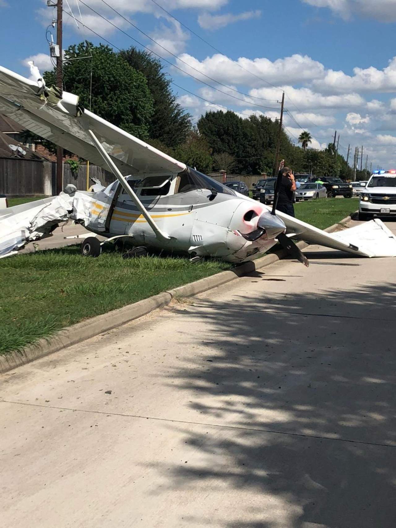 Las autoridades informaron que el avión, un Cessna 182 que transportaba a tres empleados de la DEA en una misión de entrenamiento, chocó con cables eléctricos al caer. (ESPECIAL)