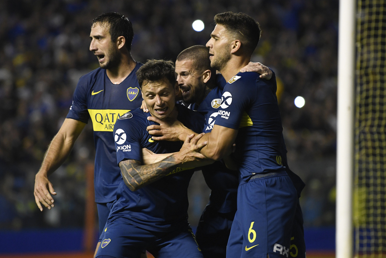 Carlos Izquierdoz (i) disputó todo el partido en la victoria de Boca Juniors 2-0 sobre Cruzeiro en la ida de los cuartos de final.