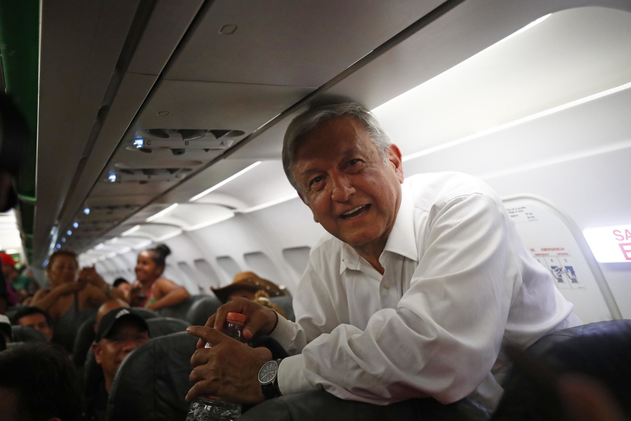 Atraso. López Obrador, quedó varado en el aeropuerto de Huatulco, pues el avión en el que viajaba no pudo despegar. (EL UNIVERSAL)