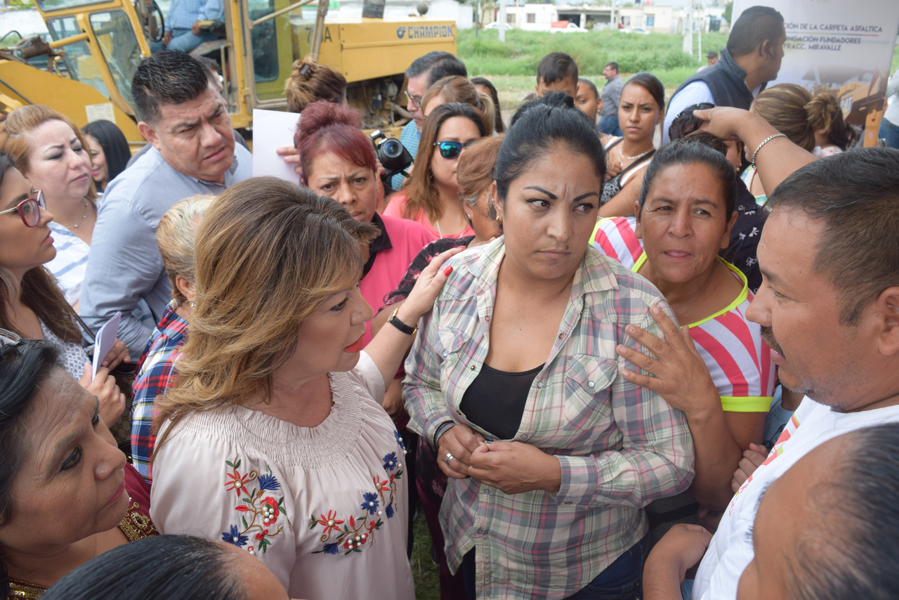 Peticiones. Colonos expusieron varias demandas a la presidenta municipal, en el sector de Miravalle. (EL SIGLO DE TORREÓN)