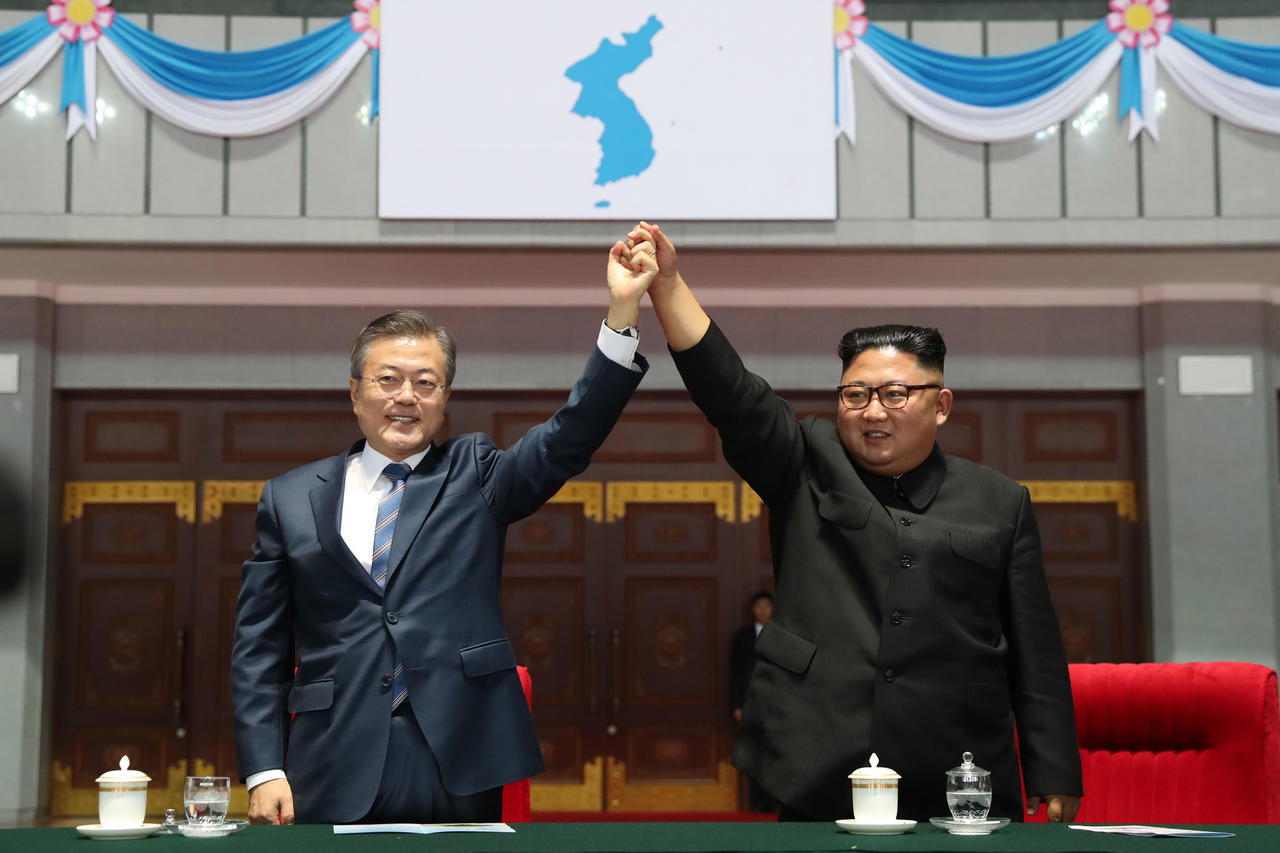 El presidente de Corea del Sur, Moon Jae In (i) y el líder de Corea del Norte, Kim Jong-un, durante la reunión de ayer.