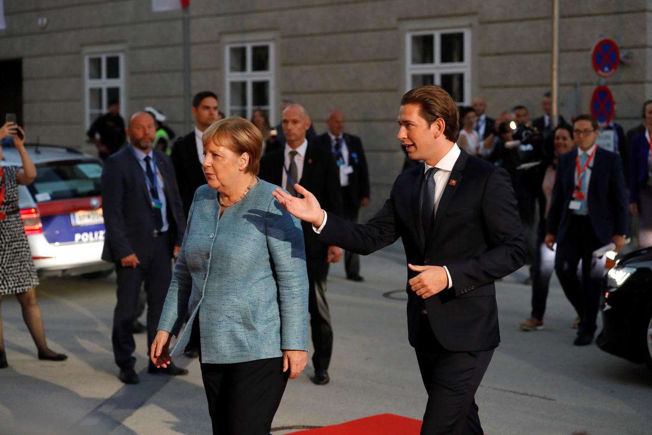 Encuentro. La canciller alemana, Angela Merkel, es recibida por el canciller austríaco, Sebastian Kurz. (EFE)