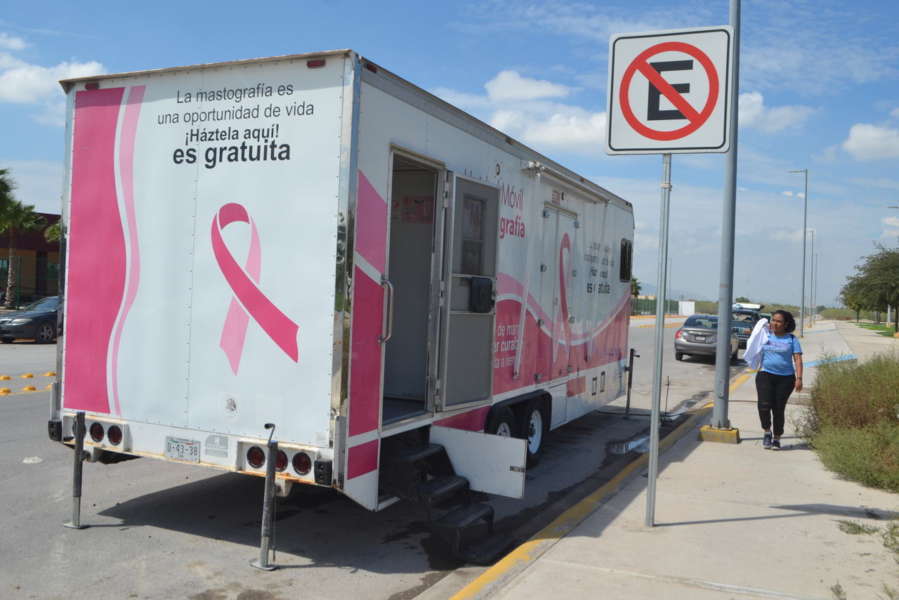 Atención. La Unidad Móvil de Mastografías fue instalada por la Secretaría de Salud al exterior del Hospital General de Torreón. (ANGÉLICA SANDOVAL)