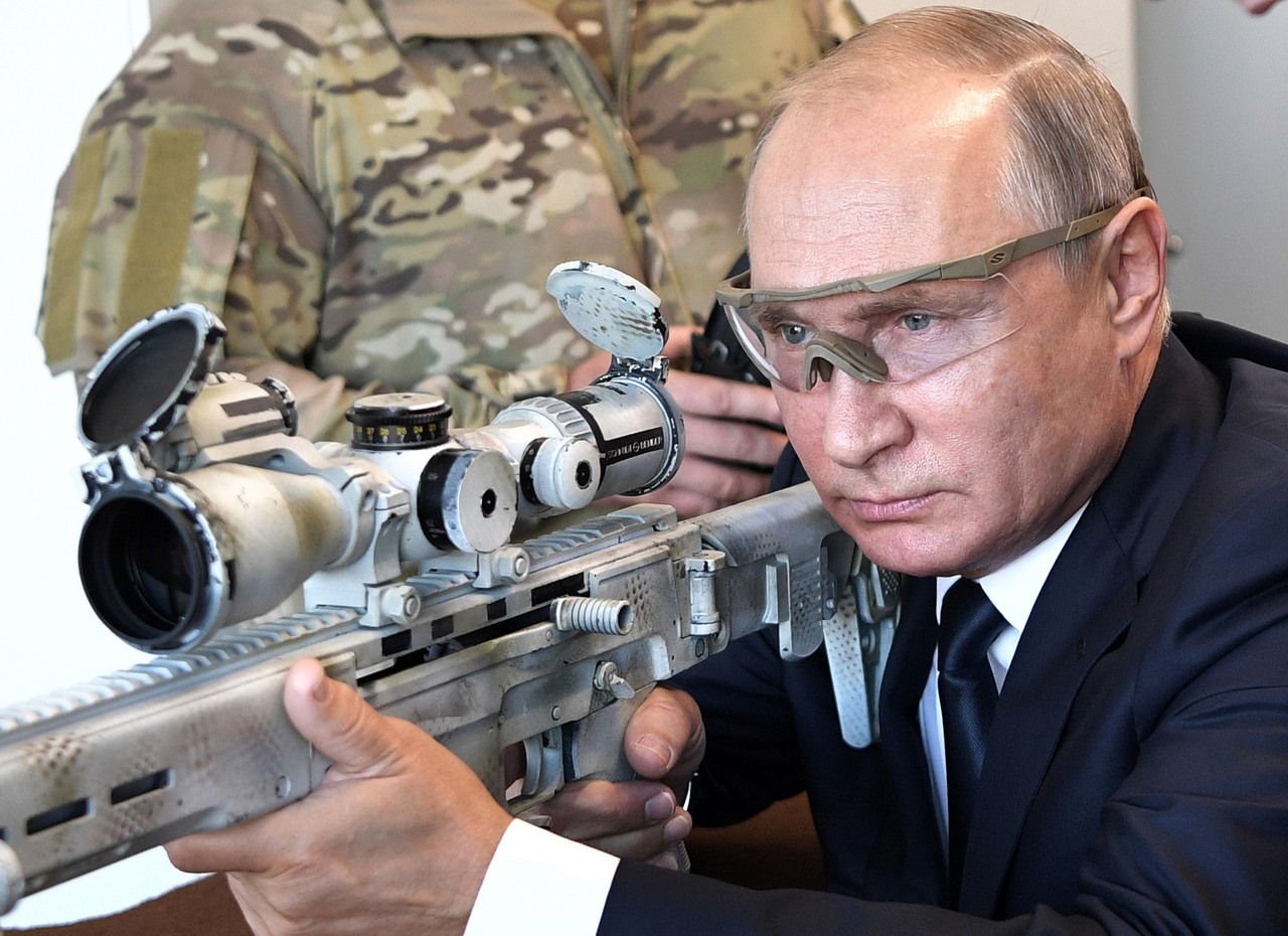 Preciso. Putin apunta con un rifle de francotirador durante una visita al centro de exposiciones militar Patriot en Moscú. (AP)