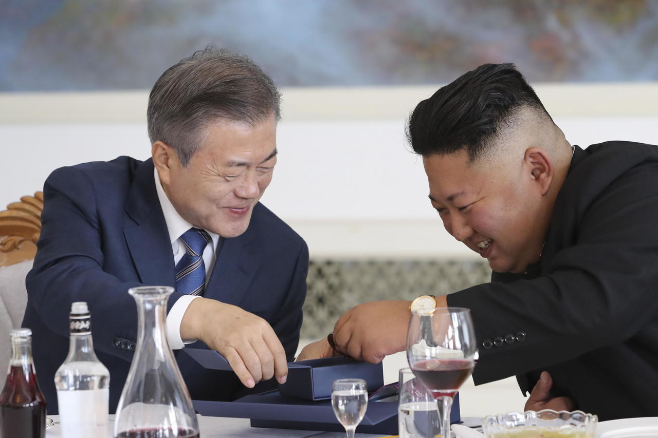 Apertura. Moon Jae-in (Izq.) y Kim Jong-un (Der.) se mostraron contentos en el restaurante Okryugwan en Pyongyang. (EFE)