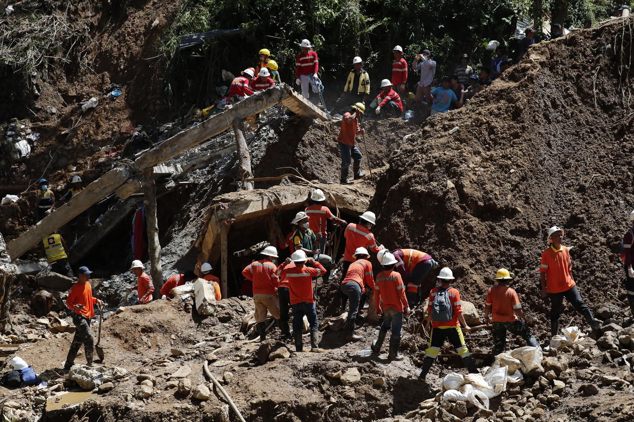 Recuento. Trabajadores continúan con las labores de rescate de víctimas afectadas por deslizamientos de tierra. (EFE)