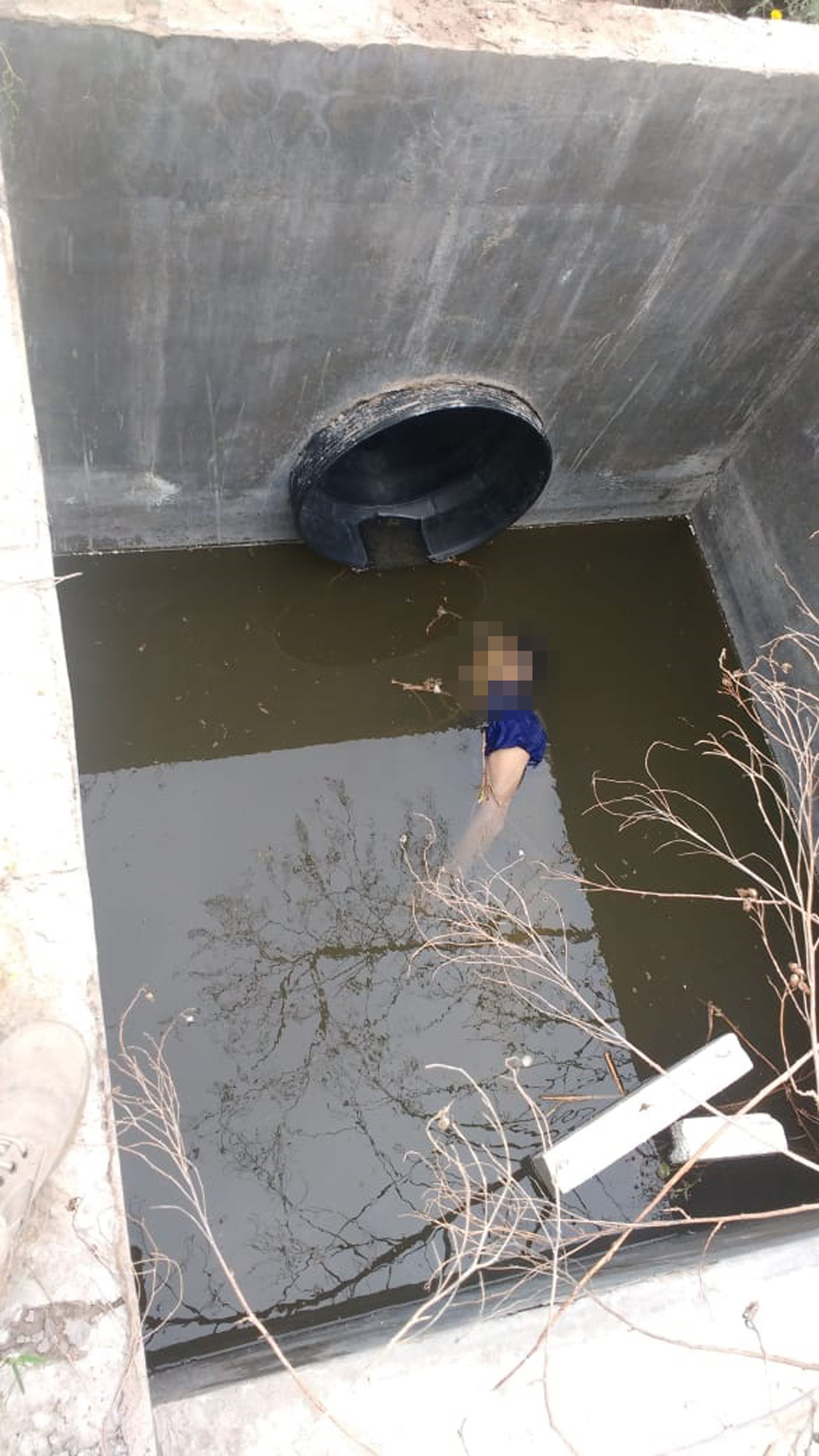 Tragedia. El cuerpo del hombre flotaba en una cisterna de una propiedad privada de la ciudad de Torreón. (EL SIGLO DE TORREÓN)