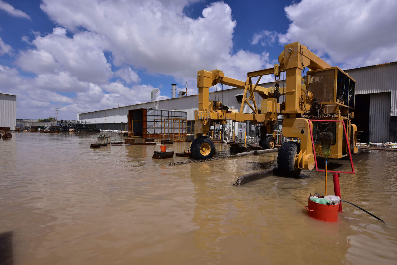 Pérdidas millonarias reportan 12 empresas del área industrial Mieleras debido a las inundaciones derivadas de las lluvias en Torreón la semana pasada. (EL SIGLO DE TORREÓN)