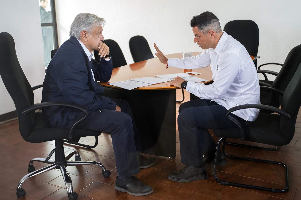 El presidente electo de México, Andrés Manuel López Obrador, se reunió este miércoles con el gobernador de Oaxaca, Alejandro Murat, durante su visita a esta entidad. (ARCHIVO)