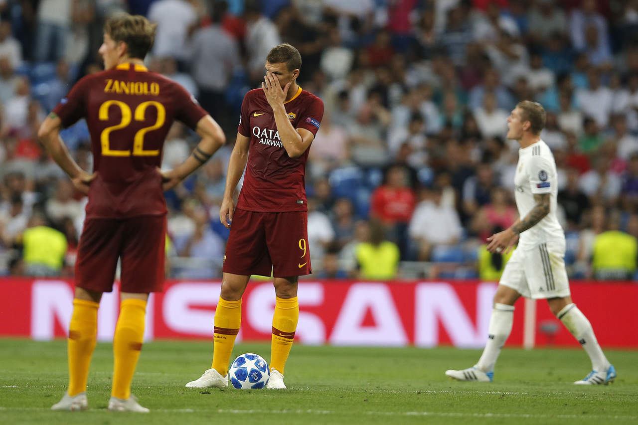 Los jugadores de la Roma se lamentan tras el silbatazo final del partido.
