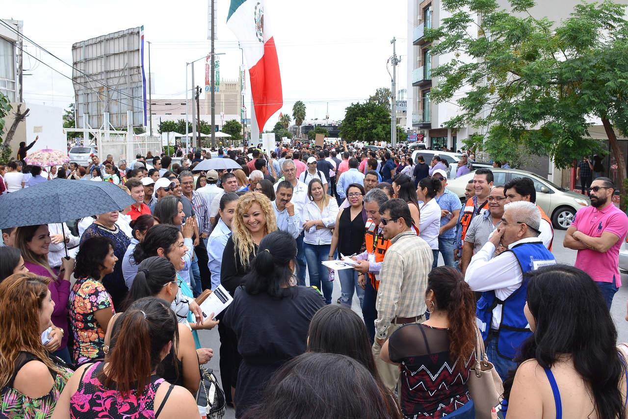 Miles de personas salieron de la presidencia municipal de Torreón y se ubicaron en los puntos de encuentro que previamente fueron señalados por las autoridades participantes, encabezadas por elementos del sistema de Protección Civil. (EL SIGLO DE TORREÓN)